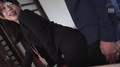 【中文字幕】内见中の夫妇ち○ぽ・オフィス探しの会社员ち○ぽ・独身絶伦ち○ぽを巨乳ざっくり谷间とピタ尻パンツラインで无自覚诱惑して即ハメ中出しさせる笑顔ニコニコのヤリマン不动産レディ 葵いぶき